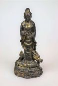 Kuan Yin Statue, China, 20. Jh., Bronze patiniert, partiell mit Goldbronze gefasst. Gottheit auf