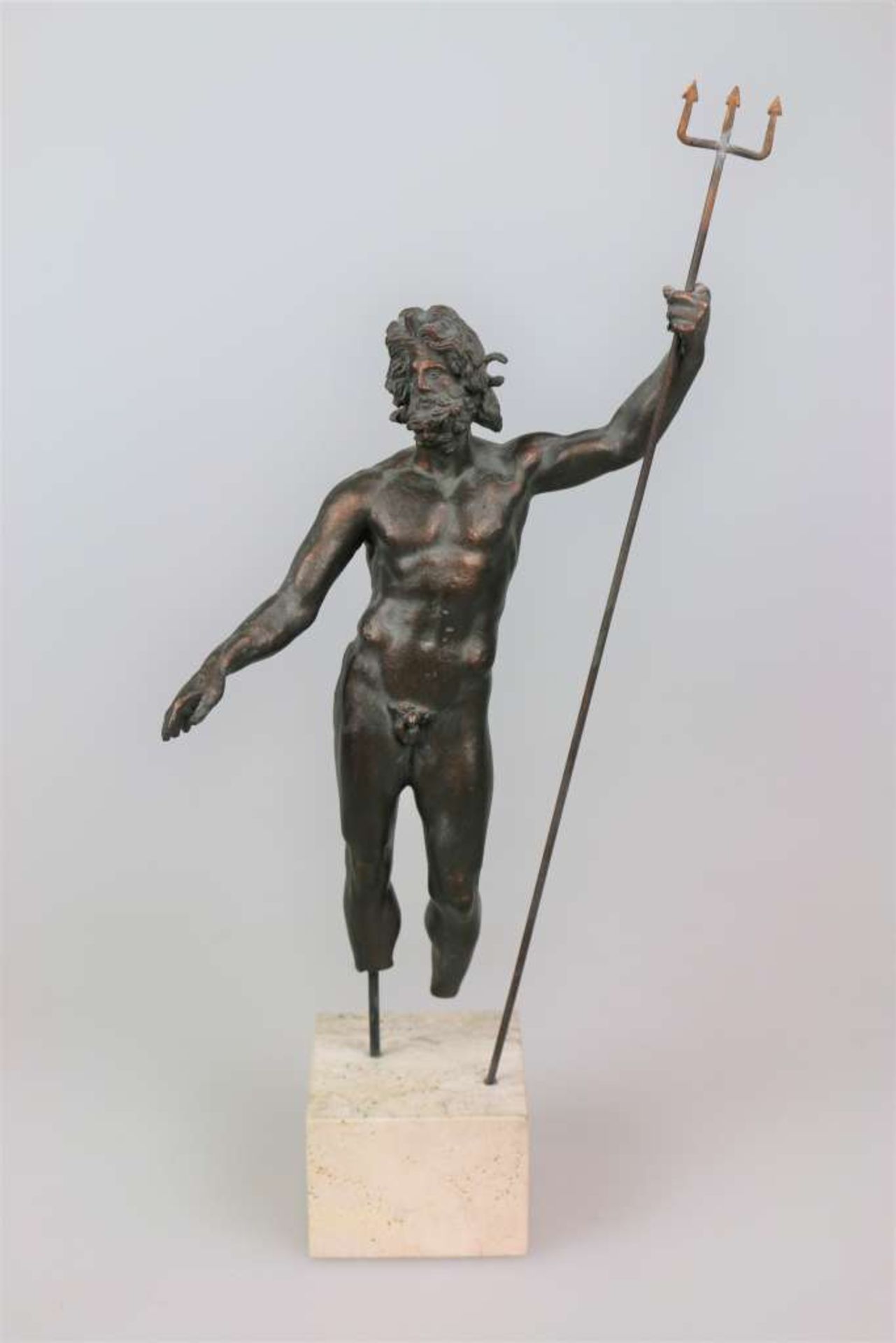 Poseidon, Replikat, 20. Jh. Hoch aufgerichtet in stolzer, kraftvoller und zugleich lockerer
