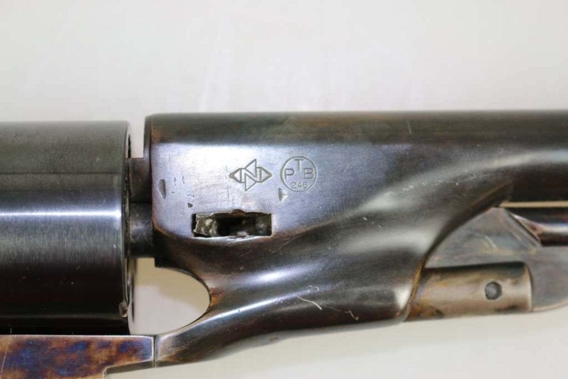 Neumann COLT M 1860 Army Revolver im Kal. 9 mm Knall, PTB 246. Edler Holzschaft, Abzugsbügel und - Bild 4 aus 4