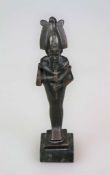 Osiris mit Krone, 20. Jh., Metallguss auf schwarzem Diabassockel, H. 22 cm. Mit dem ausgehenden