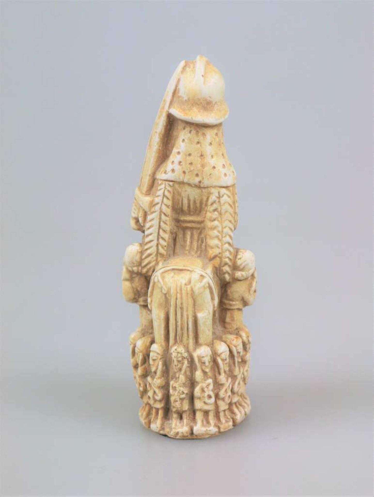 Schachfigur eines Springers, Kunstguss, 20. Jh., gerüsteter Herrscher auf seinem Schlachtross - Bild 2 aus 3