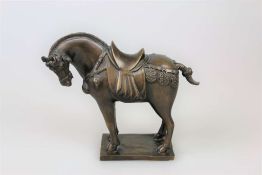 Tang Pferd, Bronzestatue auf Plinthe, spätes 20. Jh., Replikat gearbeitet nach historischem