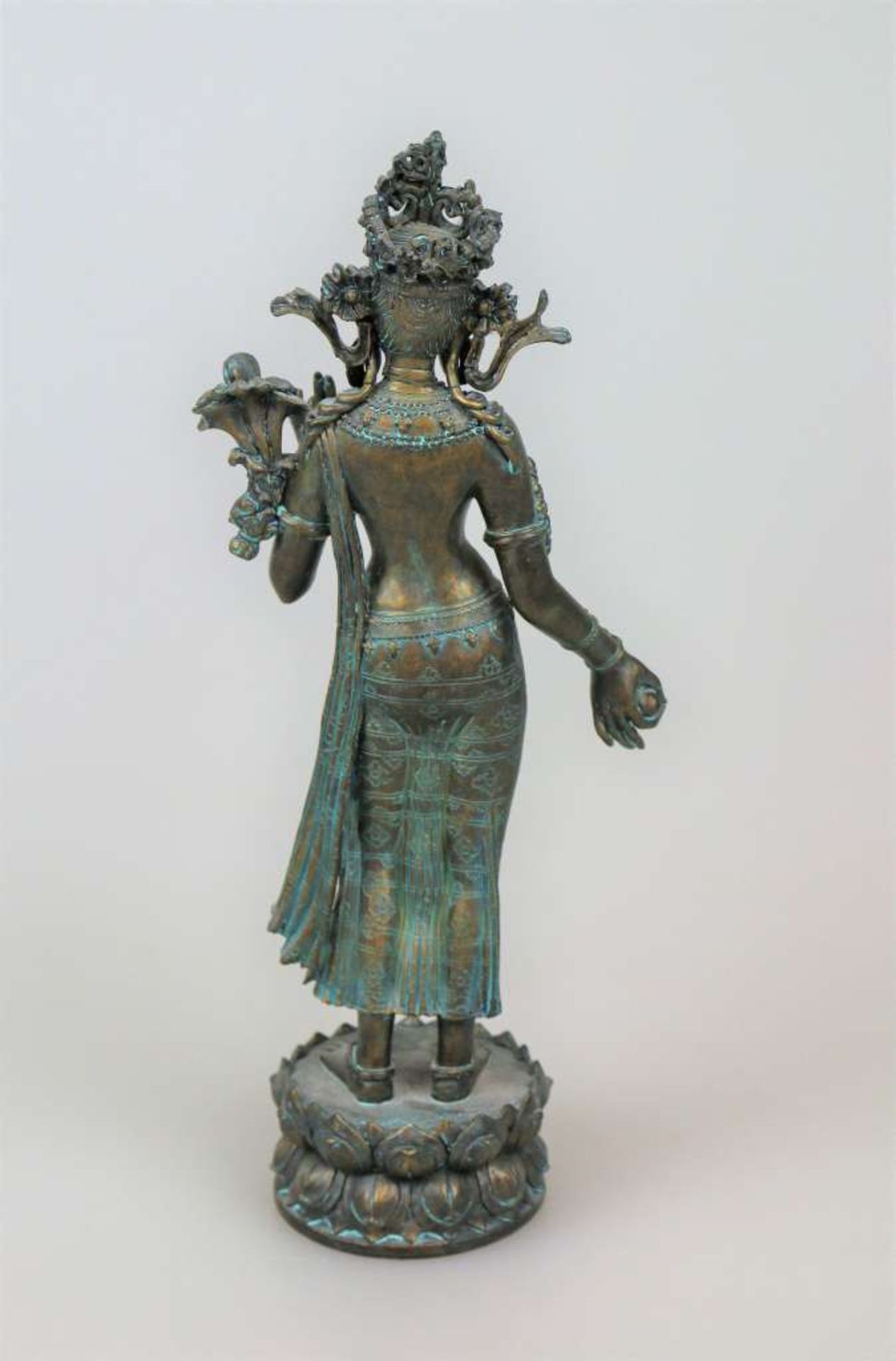 Padmapani Buddha, Tibet, Kunstguss, 20. Jh.. H. 30,5 cm. An der Krone beschädigt. - Image 2 of 3