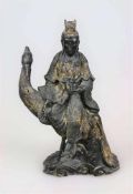 Kuan Yin Statue, China, 20. Jh., Bronze patiniert, partiell mit Goldbronze gefasst, Gottheit auf