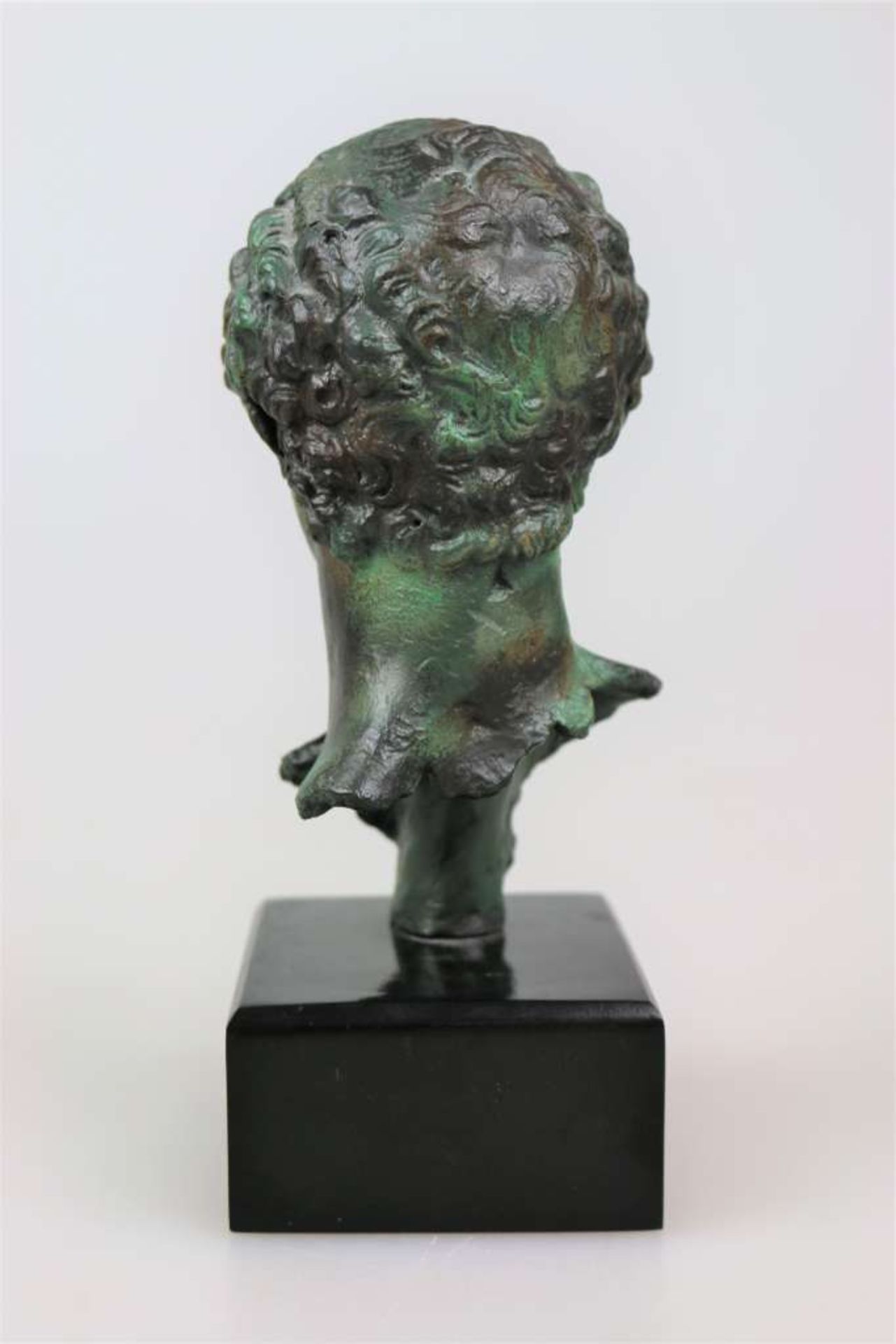 Antikisierender Hermes-Kopf, Kunstguss Bronze nachahmend, auf Holzsockel, H. mit Sockel. 20,5 cm. - Bild 2 aus 2