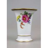 MEISSEN, Vase, Streublumen-Dekor mit Goldrändern, trompetenförmig, 1. Wahl, unterglasurblaue