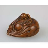 NETSUKE HOTEI UND KARAKO, Buchsbaum, 19./20. Jh. Der Glücksgott im Mantel, sein prominenter Bauch