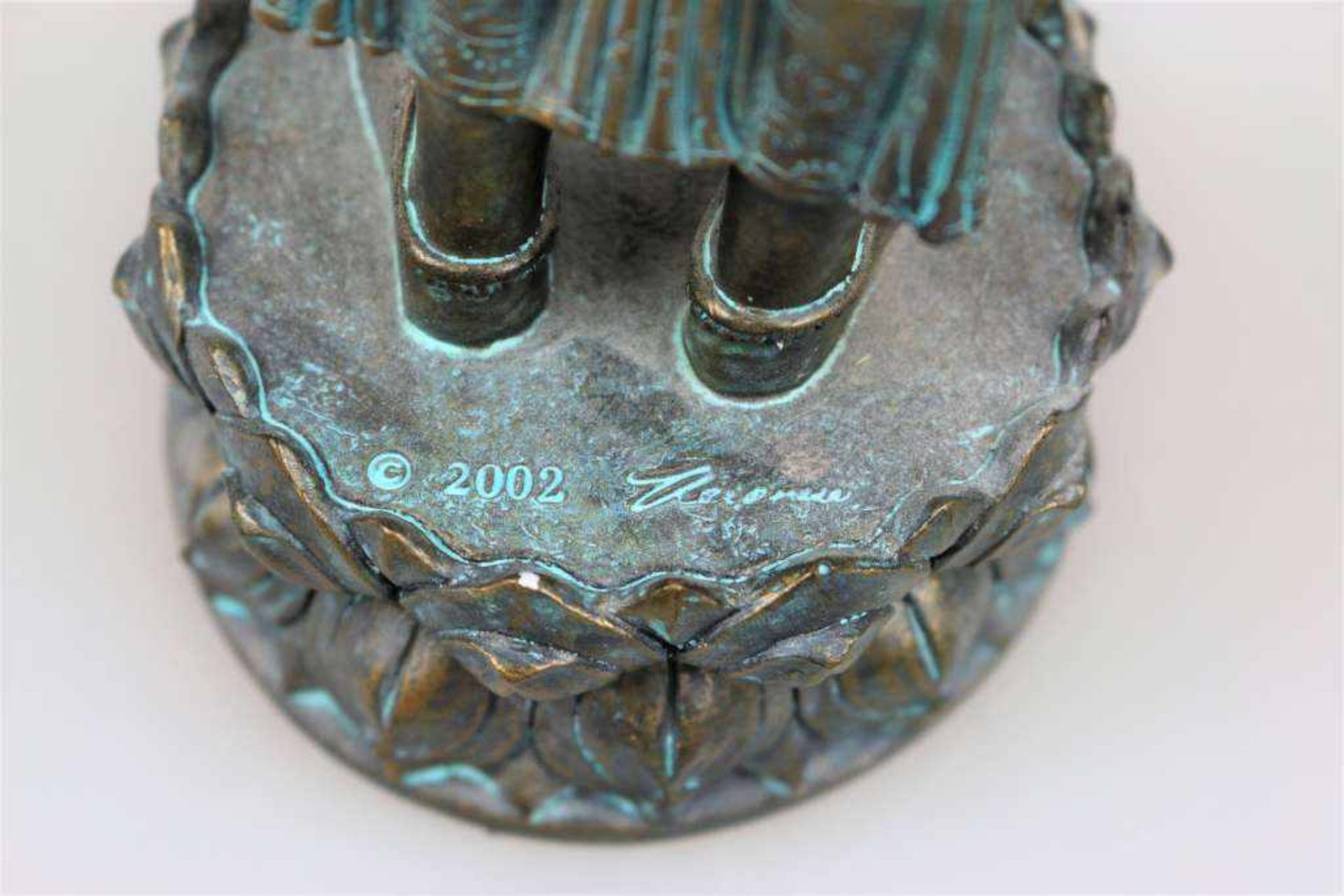 Padmapani Buddha, Tibet, Kunstguss, 20. Jh.. H. 30,5 cm. An der Krone beschädigt. - Image 3 of 3
