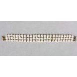 Perlenarmband, dreisträngig, in drei Abschnitte unterteilt, D. 6,2 mm, mit 585er Goldverschluß,