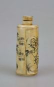 China, Snuff Bottle, wohl Elfenbein, hochrechteckiger Korpus mit Reliefdekor und Binnenzeichnung,