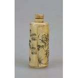 China, Snuff Bottle, wohl Elfenbein, hochrechteckiger Korpus mit Reliefdekor und Binnenzeichnung,