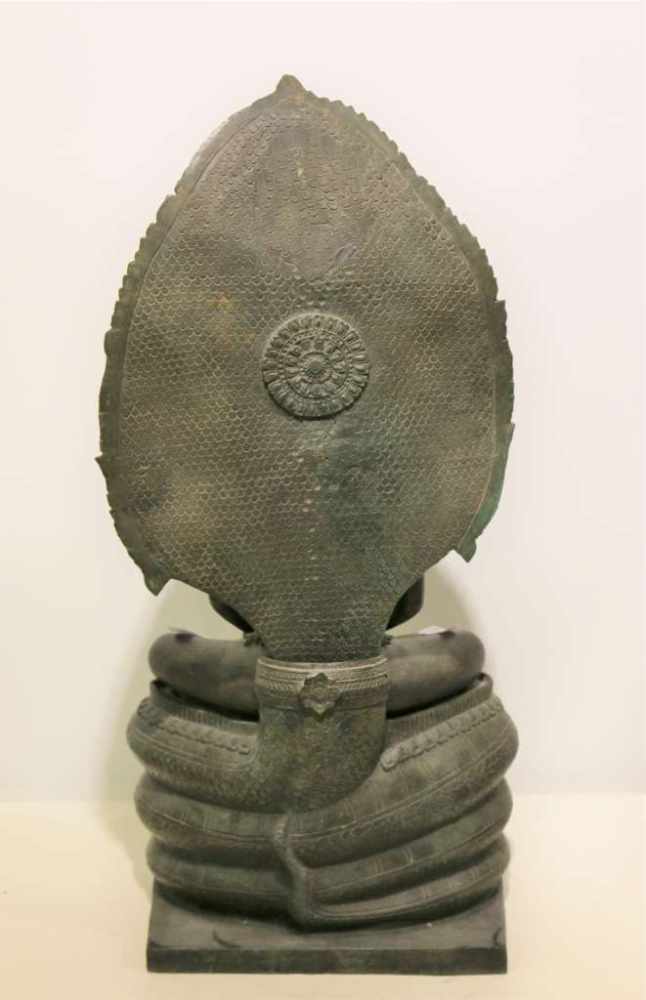Buddha auf dem Schlangenthron, Buddha Muchalinda, Metallguss, teilweise gefüllt, 20. Jh. In - Image 2 of 2