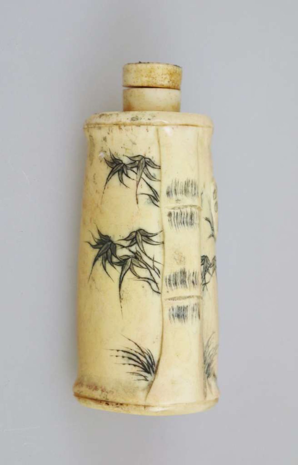 China, Snuff Bottle, wohl Elfenbein, hochrechteckiger Korpus mit Reliefdekor und Binnenzeichnung, - Image 2 of 2