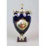 MEISSEN, Schlangenhenkelvase mit Watteauszene, Schwertermarke Pfeifferzeit (1924-1934),