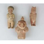Drei präkolumbianische Tonfiguren, Südamerika. Stehende Figuren mit Kopfputz. Teilweise zusätzlich