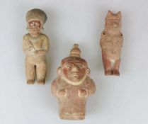 Drei präkolumbianische Tonfiguren, Südamerika. Stehende Figuren mit Kopfputz. Teilweise zusätzlich