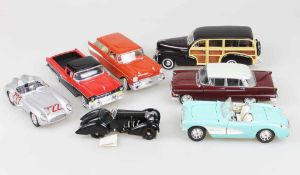 Sieben Modellautos: Bburago Chevrolet Corvette 1957, 1:18; Maisto Mercedes Benz 300 SLR, 1:18;