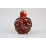 China, große Snuff Bottle, wohl Bernstein mit Einschlüssen, beidseitig beschnitzt mit Drachen,