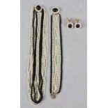 Schmuck-Set: Perlen-Collier, 7-strängig, davon zwei Reihen mit schwarzen Kunstperlen, edler