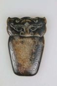 China, großes Amulett, ein stilisierter Tierkopf (Wächter), wohl dunkle Jade, Maße: ca. 11 cm x 7 cm