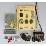Militaria Restekonvolut, Koppelschloss der Hitlerjugend (HJ), Fernglas, Taschenlampe, Brillenetui, 2