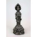 Kuan Yin Statue, China, 20. Jh., Bronze patiniert, auf Lotussockel, dieser von zwei Drachenfiguren