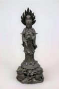 Kuan Yin Statue, China, 20. Jh., Bronze patiniert, auf Lotussockel, dieser von zwei Drachenfiguren
