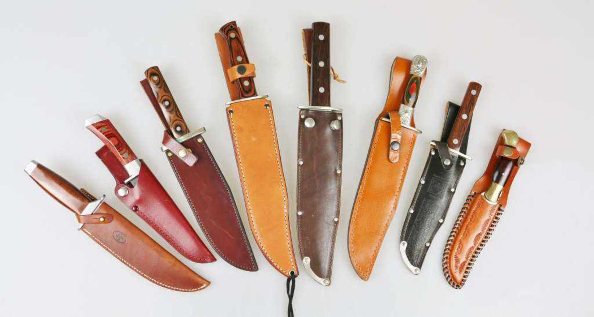 Konvolut von 8 hochwertigen Bowie/Jagdmessern, jeweils in Lederscheiden, Hersteller u.a.: Linder- - Bild 2 aus 3