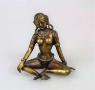 Sitzende weibliche Gottheit, 20. Jh., wohl Bronze, Indien, evtl. YAKSHI- eine Naturgottheit. H.