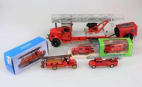 Fünf Modelle Feuerwehr: Märklin, Magirus, Feuerwehr Drehleiter 1950, HO, bespielt; Lineol, Feuerwehr