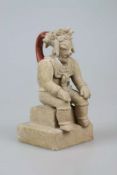Präkolumbianische Henkelfigur eines sitzenden Mannes auf Sockel, heller Ton mit Resten von