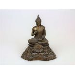 Budai, Thailand, Bronze, 20. Jh. Buddha auf vierfach getreppter Sockelung, diese mit betenden