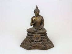 Budai, Thailand, Bronze, 20. Jh. Buddha auf vierfach getreppter Sockelung, diese mit betenden