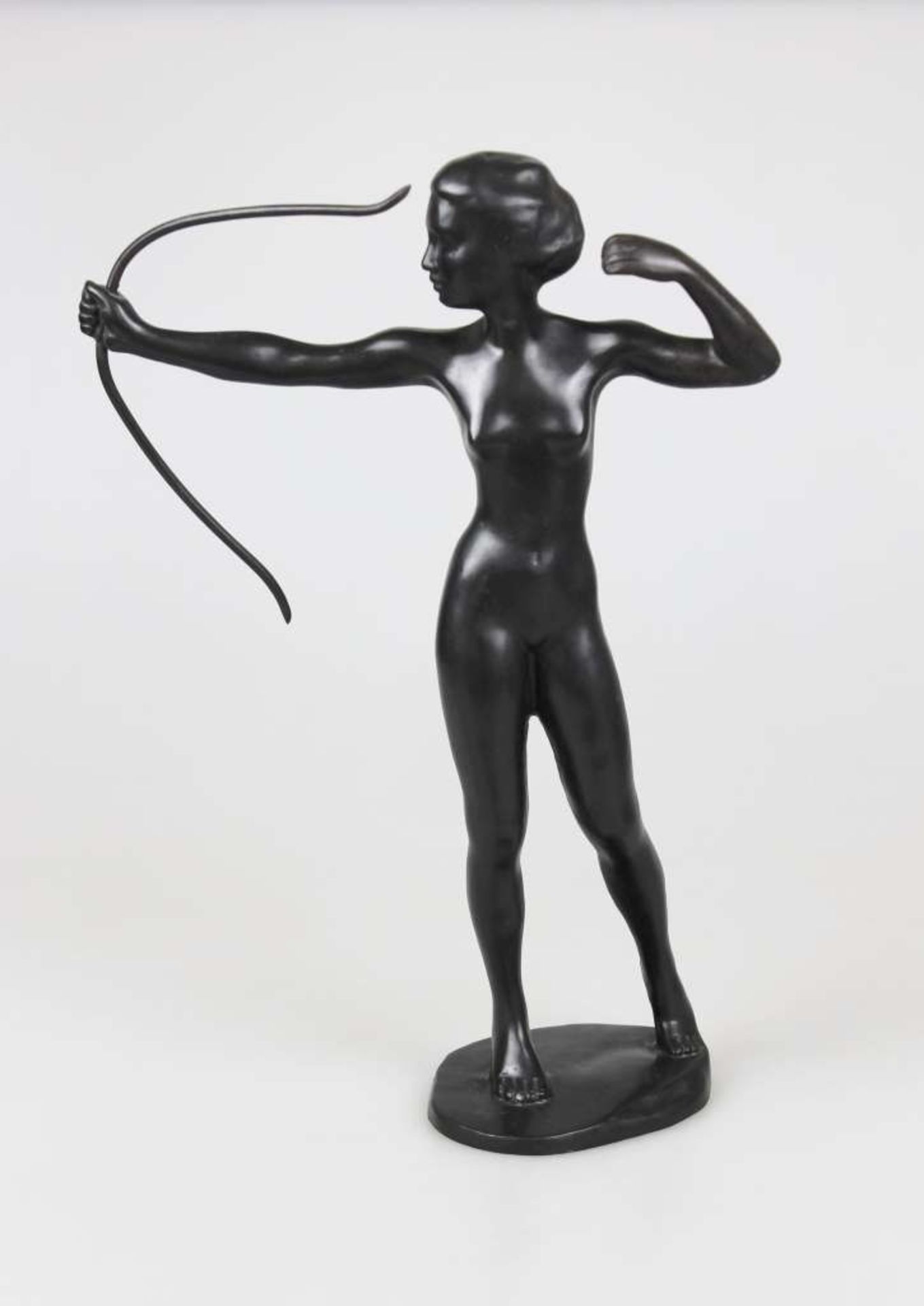 Theodor EICHLER (1868-1946), Bronze dunkel patiniert, ohne Signatur, Frauenakt mit Bogen (Diana), H. - Bild 2 aus 3