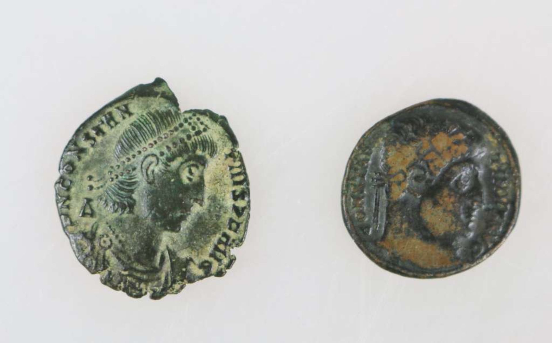 2 römische Münzen, ca. 300 - 400 n. Chr., Konstantin der Große und Konstantin II., starke