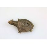 Dokra Skulptur in der Form einer Schildkröte, Messinglegierung, wohl Orissa, Indien, 20. Jh., L. ca.