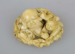 NETSUKE HOTEI UND KARAKO, wohl Elfenbein, 19./20. Jh. Der Glücksgott im Mantel, sein prominenter