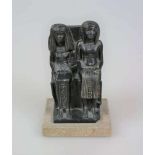 Ägyptisches Paar, Replikat, 20. Jh. In feinplissierte Festgewänder gehüllt und mit modischen