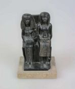 Ägyptisches Paar, Replikat, 20. Jh. In feinplissierte Festgewänder gehüllt und mit modischen