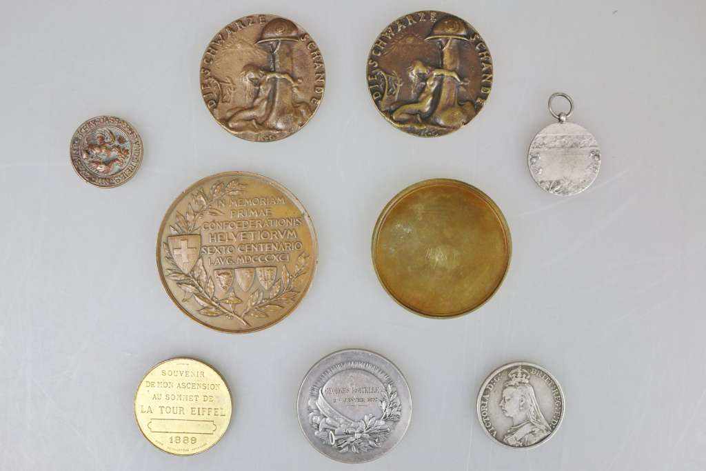 Konvolut Medaillen, insgesamt 9 Stück, verschiedene Materialien und Herkunft um 1900, u.a. 2 x die - Image 2 of 2