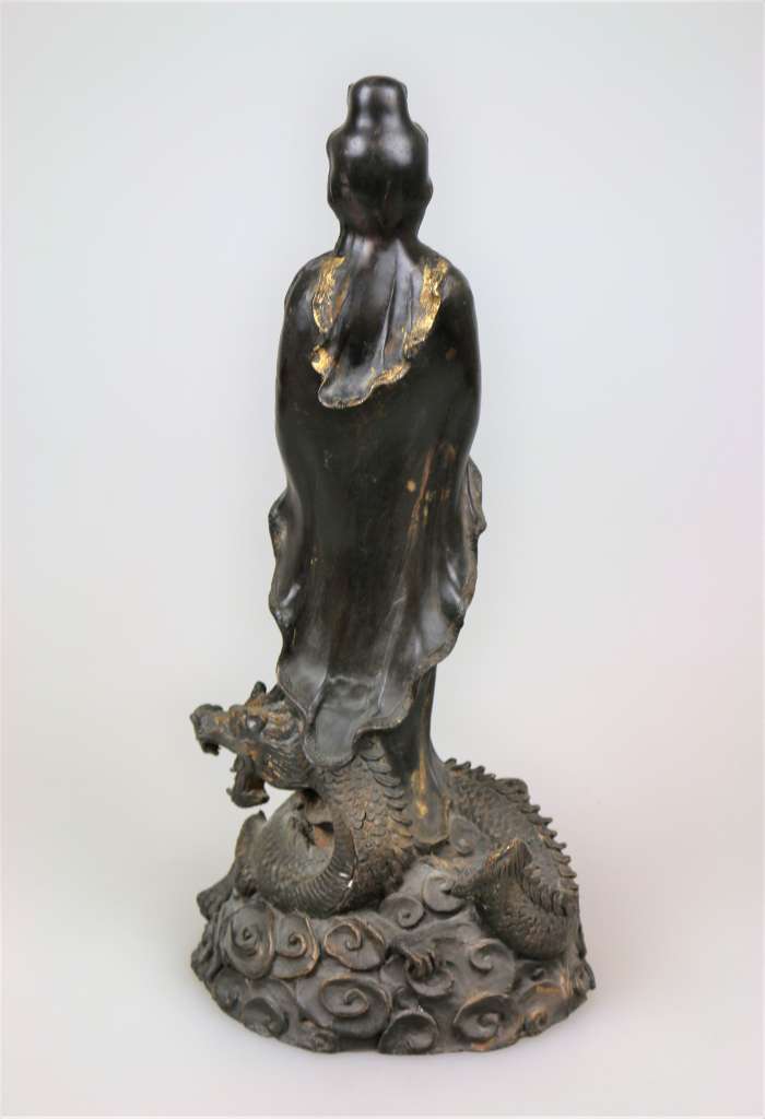 Kuan Yin Statue, China, 20. Jh., Bronze patiniert, partiell mit Goldbronze gefasst. Gottheit auf - Image 2 of 2