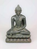 Shakyamuni Buddha, Steinguss, wohl Thailand/Birma, 20. Jh. Auf doppeltem Lotussitz mit