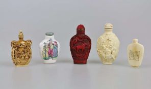 Konvolut Snuff Bottle, fünf Teile, div. Materialien, mit Dekor. H. 8,5 - 5,6 cm.