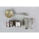 Konvolut Silber/Versilbertes: zwei Serviettenringe Silber, eine Serviettenspange versilbert, ein