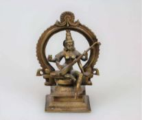 Saraswati, Bronze, 20. Jh., vierarmige weibliche Gottheit mit einer Sita in den Händen, auf einem