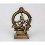 Saraswati, Bronze, 20. Jh., vierarmige weibliche Gottheit mit einer Sita in den Händen, auf einem