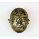 Kopf eines Buddha als Deckeldose, China, 20. Jh., Messing. L. 8,5 cm, B. 6,5 cm.