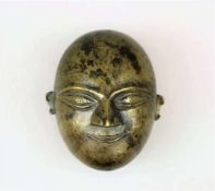 Kopf eines Buddha als Deckeldose, China, 20. Jh., Messing. L. 8,5 cm, B. 6,5 cm.