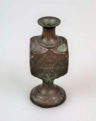 Vase, Asien, 19./20. Jh, vierkantiger Korpus auf trichterförmigem Rundfuß, eingezogener,
