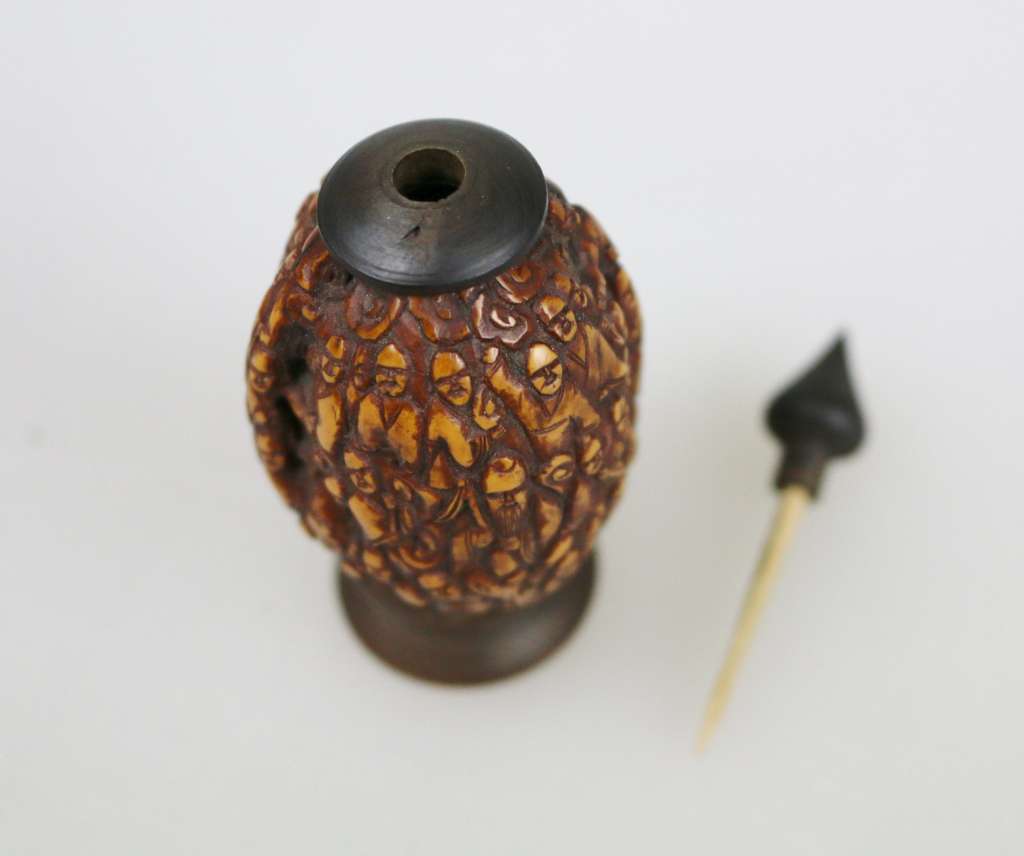 China, Snuff Bottle, Korpus große Walnuss, runder Sockel, Nuss umlaufend beschnitzt mit Figuren, - Image 3 of 3